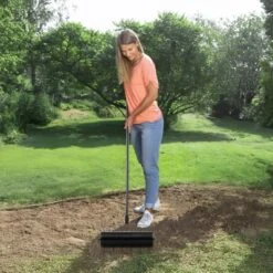 VEVOR Rolling Lawn Aerator, 21-inch Heavy-Duty Manual Rolling Aerator Lawn With Detachable Handle And 33 Iron Spikes, Black