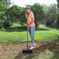 VEVOR Rolling Lawn Aerator, 18-inch Heavy-Duty Manual Rolling Aerator Lawn With Detachable Handle And 27 Iron Spikes, Black