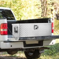 VEVOR Heavy Duty Aluminum Truck Bed Tool Box, Diamond Plate Tool Box With Side Handle And Lock Keys, Storage Tool Box Chest Box Organizer, Silver